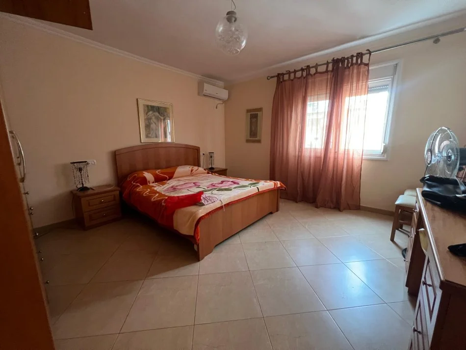 Vlore, jepet me qera apartament 2+1+Ballkon Kati 4, 84 m² 300 € (Blv.Ismail Qemali)