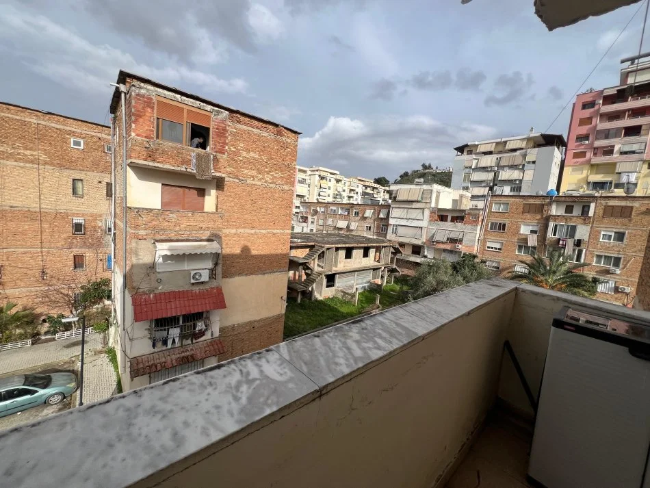 Vlore, jepet me qera apartament 2+1+Ballkon Kati 4, 84 m² 300 € (Blv.Ismail Qemali)