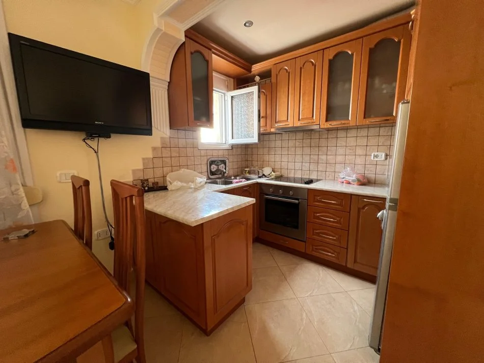 Vlore, jepet me qera apartament 2+1+Ballkon Kati 4, 84 m² 300 € (Blv.Ismail Qemali)