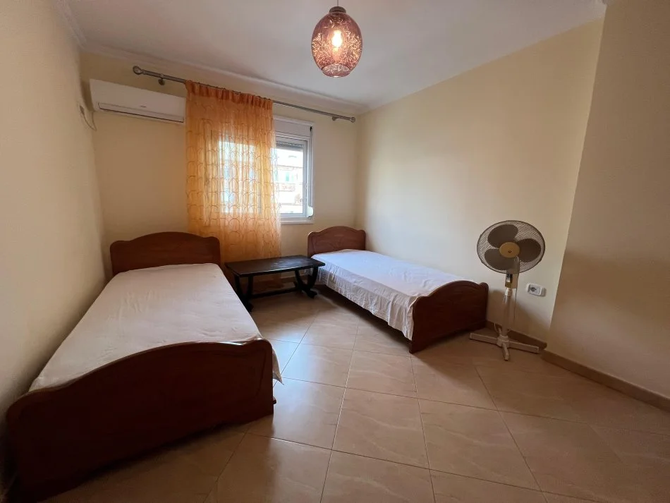 Vlore, jepet me qera apartament 2+1+Ballkon Kati 4, 84 m² 300 € (Blv.Ismail Qemali)