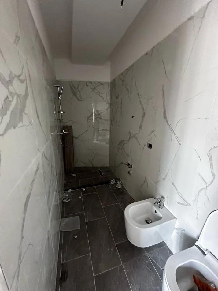 Tirane, shitet apartament 1+1+Ballkon Kati 8, 57 m² 93.000 € (astir)