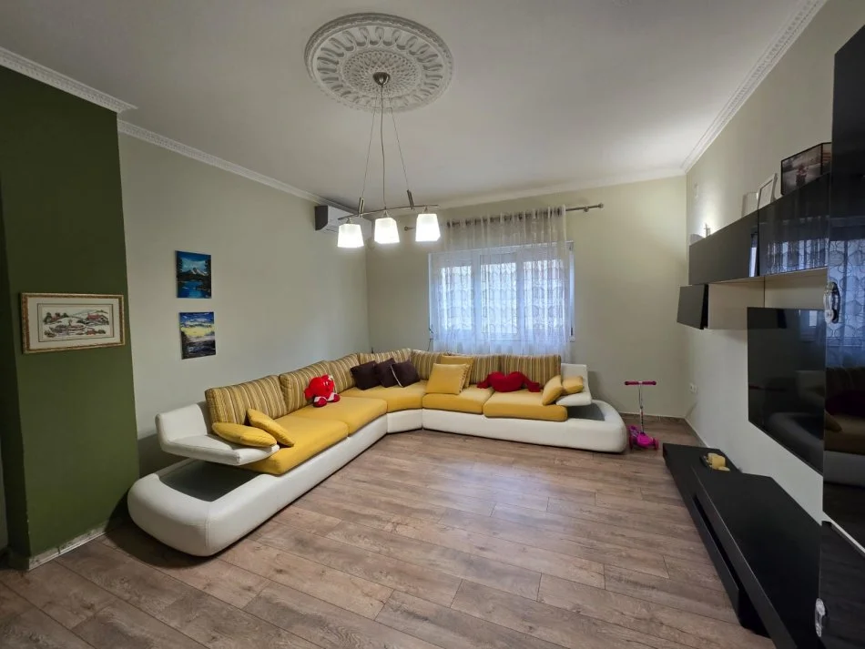 Tirane, jepet me qera Vile 2+1 Kati 1, 160 m² 1.000 € (Komuna e Parisit)