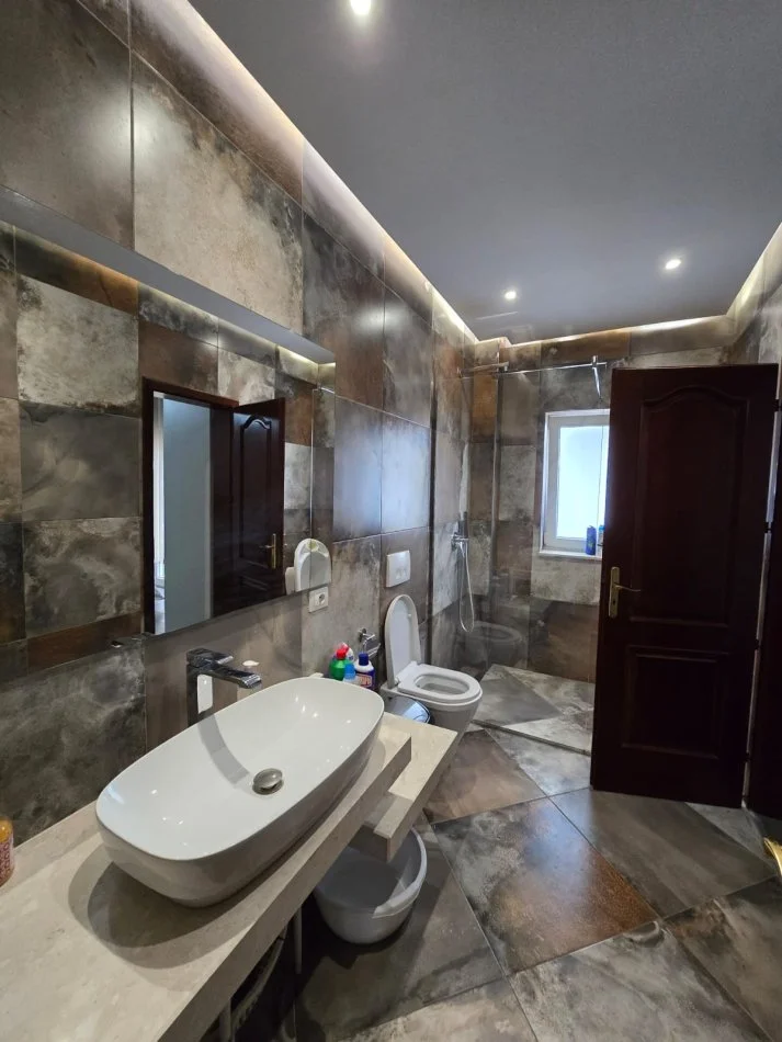 Tirane, jepet me qera Vile 2+1 Kati 1, 160 m² 1.000 € (Komuna e Parisit)