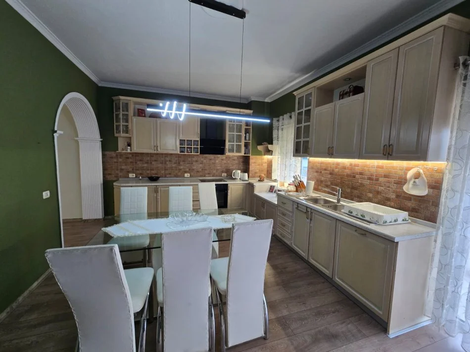 Tirane, jepet me qera Vile 2+1 Kati 1, 160 m² 1.000 € (Komuna e Parisit)