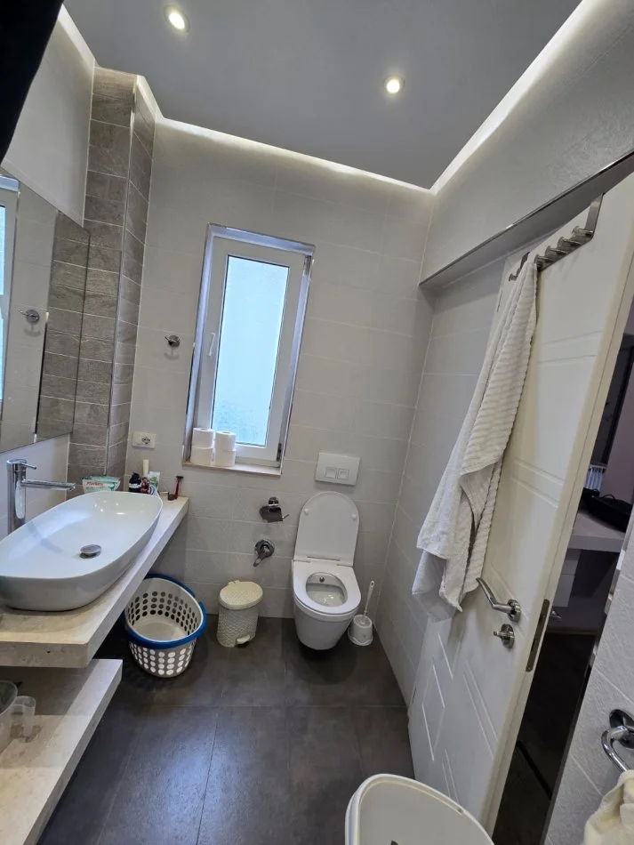 Tirane, jepet me qera Vile 2+1 Kati 1, 160 m² 1.000 € (Komuna e Parisit)