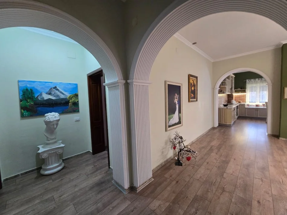 Tirane, jepet me qera Vile 2+1 Kati 1, 160 m² 1.000 € (Komuna e Parisit)