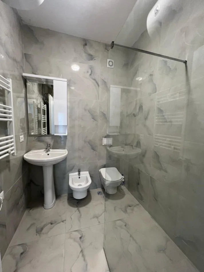 Tirane, jepet me qera apartament 1+1+Ballkon Kati 8, 62 m² 520 € (Xhanfize Keko)