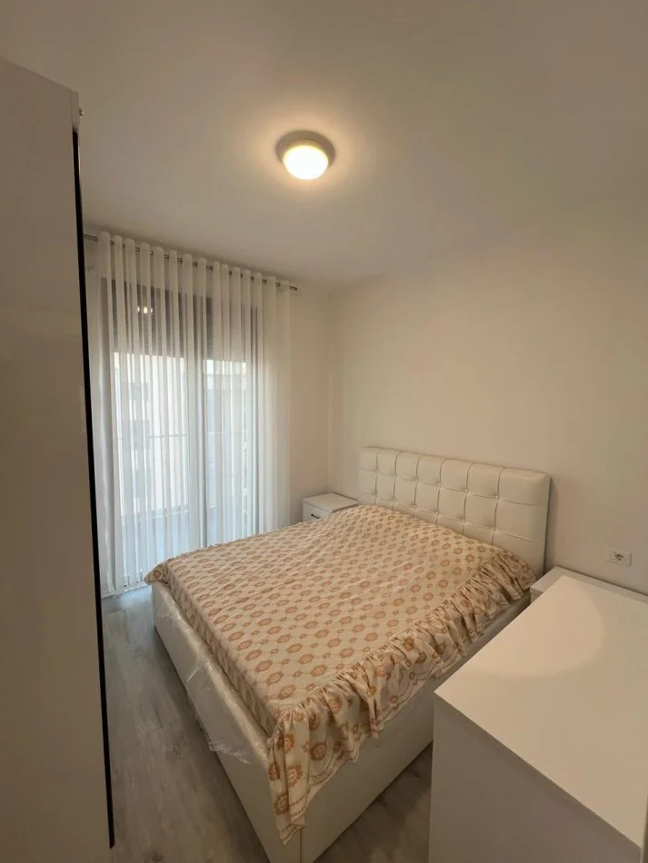 Tirane, jepet me qera apartament 1+1+Ballkon Kati 8, 62 m² 520 € (Xhanfize Keko)