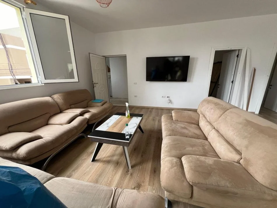 Shqiperi, jepet me qera apartament 2+1 , 450 € (qytet studenti)