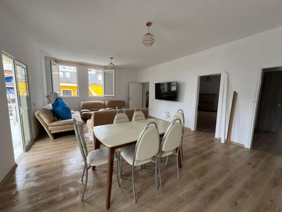 Shqiperi, jepet me qera apartament 2+1 , 450 € (qytet studenti)