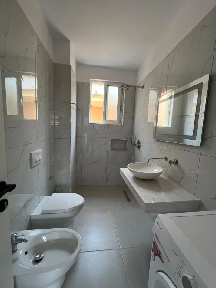 Tirane, jepet me qera 2+1 Kati 4, (qytet studenti)