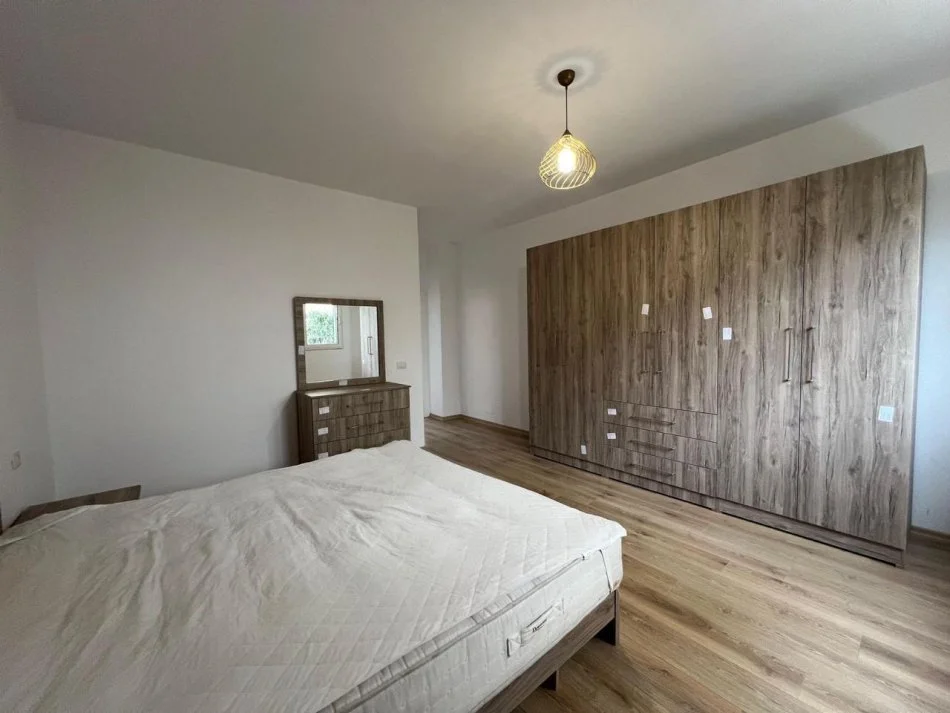 Tirane, jepet me qera 2+1 Kati 4, (qytet studenti)