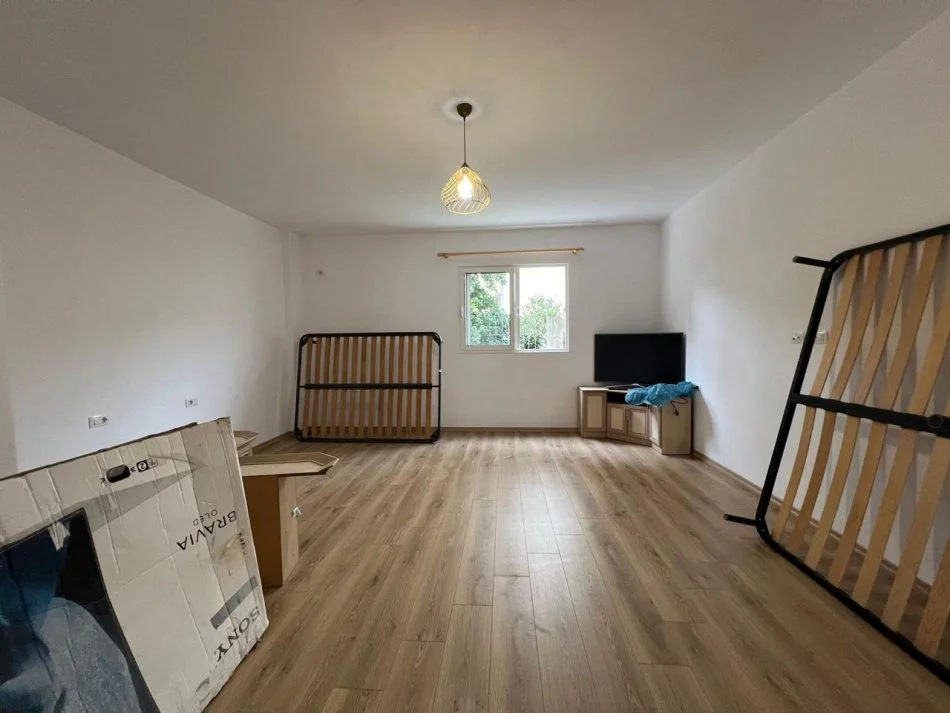 Shqiperi, jepet me qera apartament 2+1 , 450 € (qytet studenti)