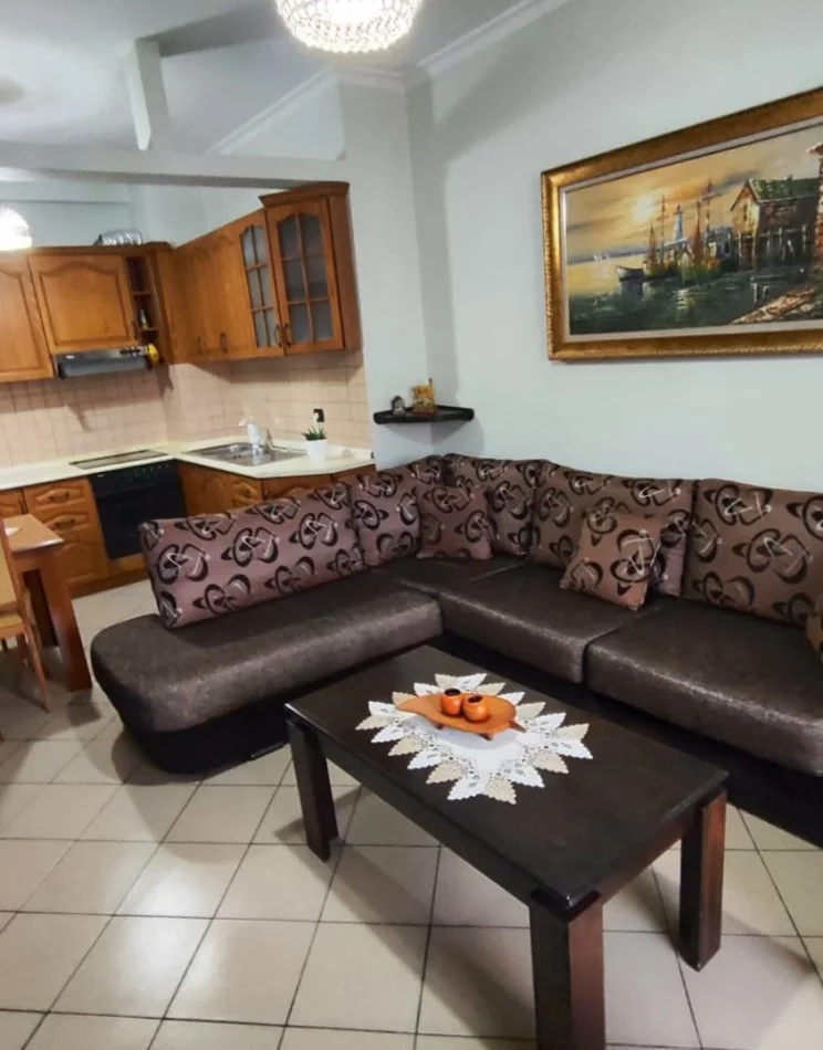 Tirane, jap me qera apartament 2+1+Ballkon Kati 1, 90 m² 450 € (mbi rrethin e shkozes)