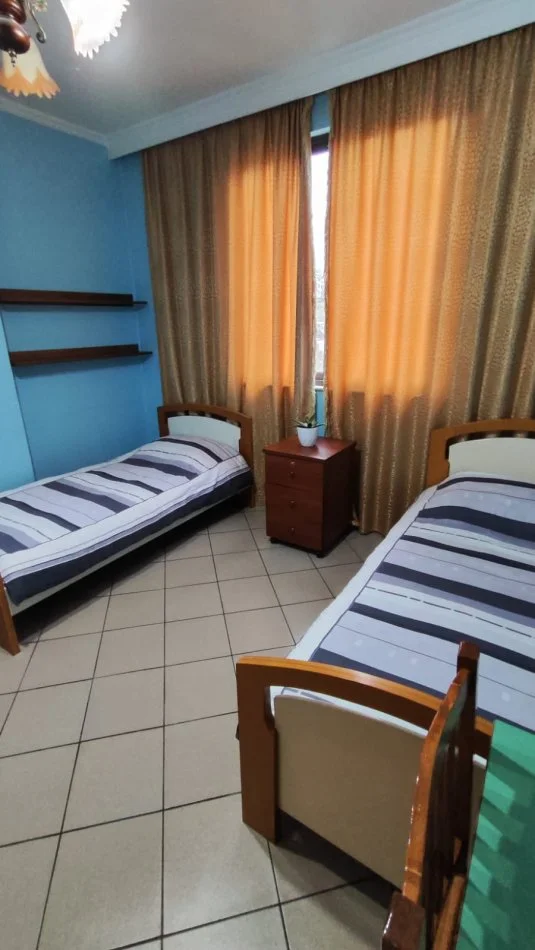 Tirane, jap me qera apartament 2+1+Ballkon Kati 1, 90 m² 450 € (mbi rrethin e shkozes)