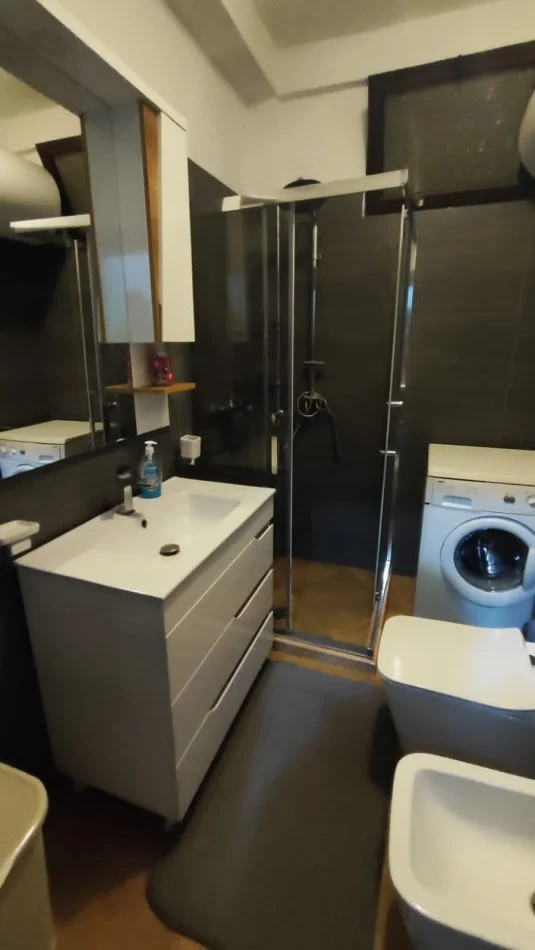 Tirane, jap me qera apartament 2+1+Ballkon Kati 1, 90 m² 450 € (mbi rrethin e shkozes)