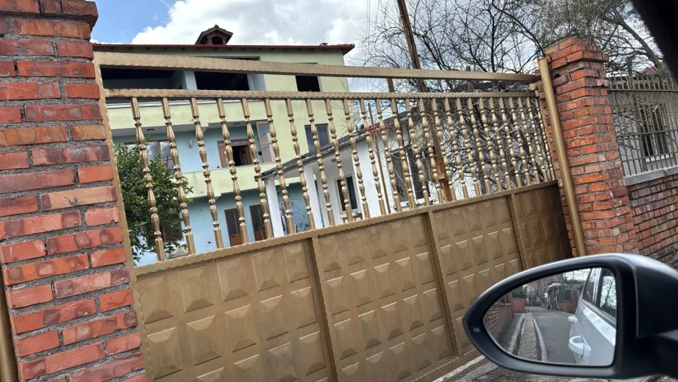 Tirane, jepet me qera 2+1 , 100 m² 400 € (laprake)