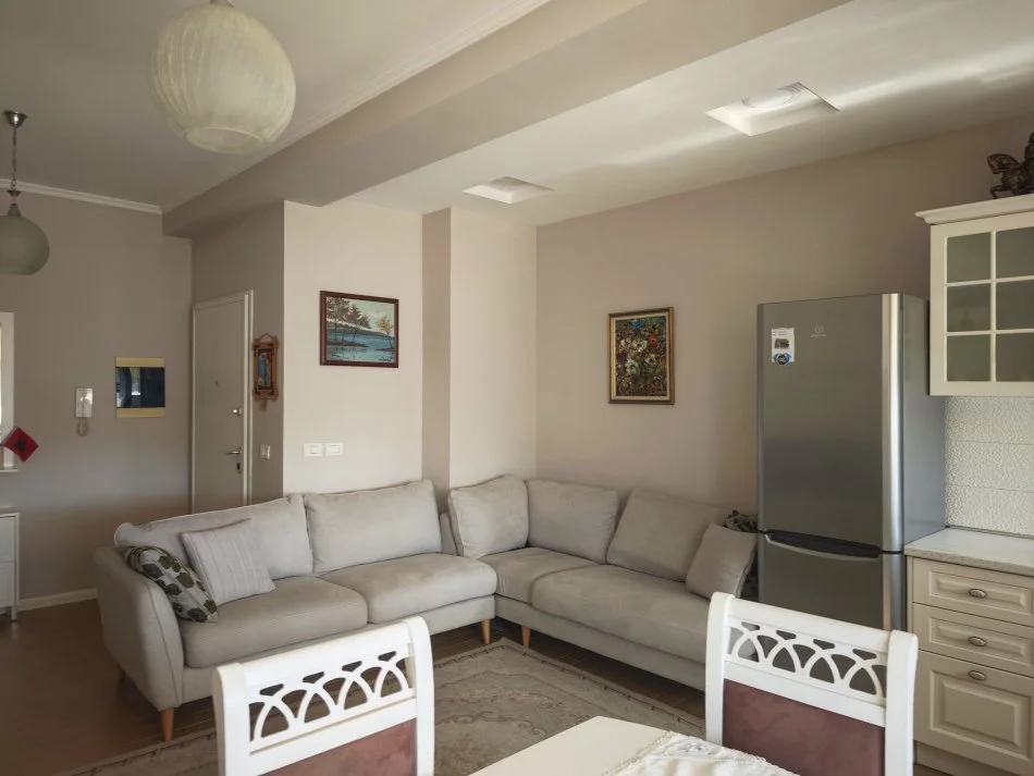 Tirane,  Apartament 2+1 +2 me qira  800 € (Ish UET)