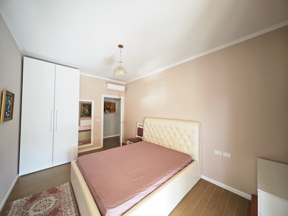 Tirane,  Apartament 2+1 +2 me qira  800 € (Ish UET)