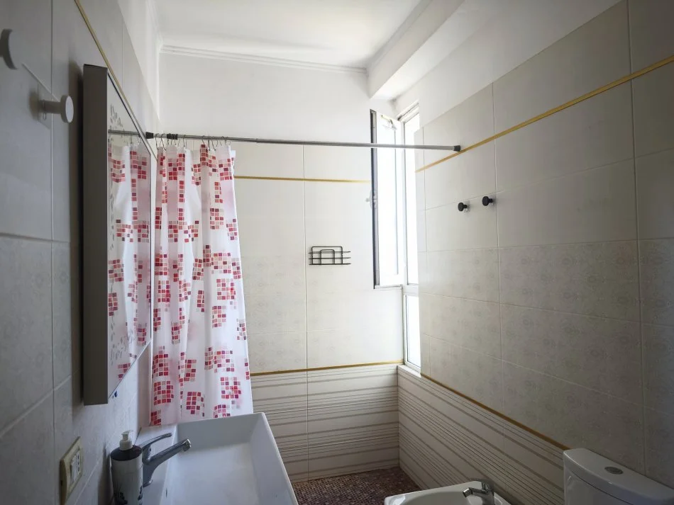 Tirane,  Apartament 2+1 +2 me qira  800 € (Ish UET)