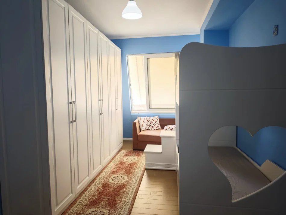 Tirane,  Apartament 2+1 +2 me qira  800 € (Ish UET)