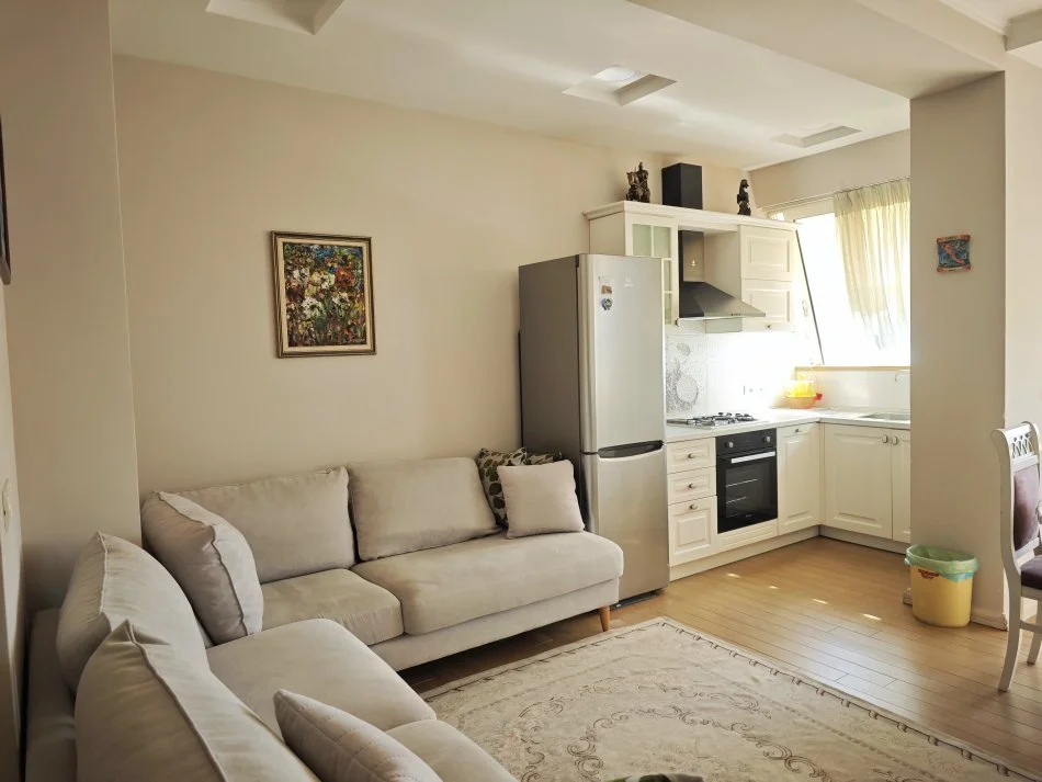 Tirane, Apartament 2+1+Ballkon Kati 5, 100 m² 800 € (Ish UET)