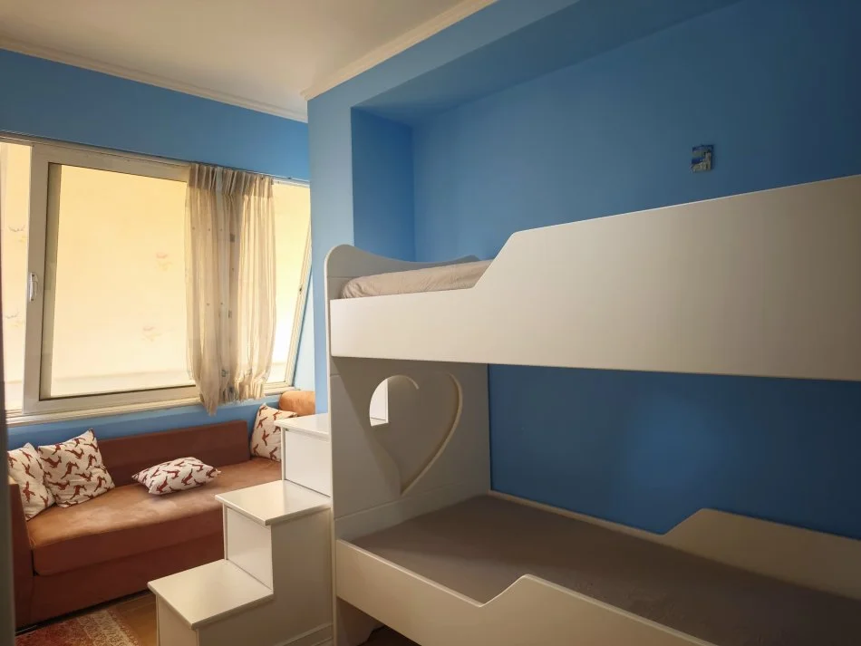 Tirane,  Apartament 2+1 +2 me qira  800 € (Ish UET)