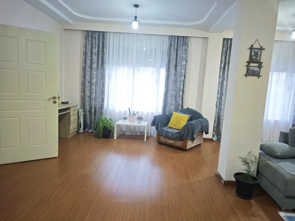 Tirane, Shtepi per shitje      220.000 € (Tufine)