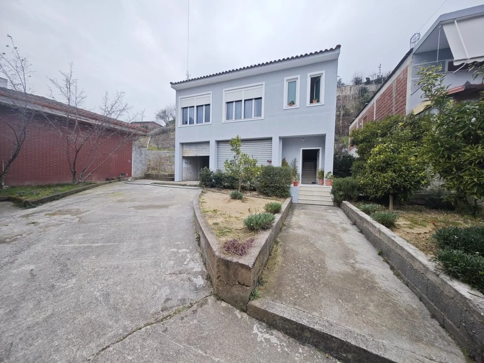 Tirane, Shtepi per shitje      220.000 € (Tufine)