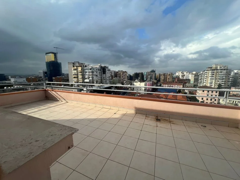 Tirane, jepet me qera apartament 1+1+Ballkon Kati 7, 100 m² 500 € (Sheshi Avni Rustemi)