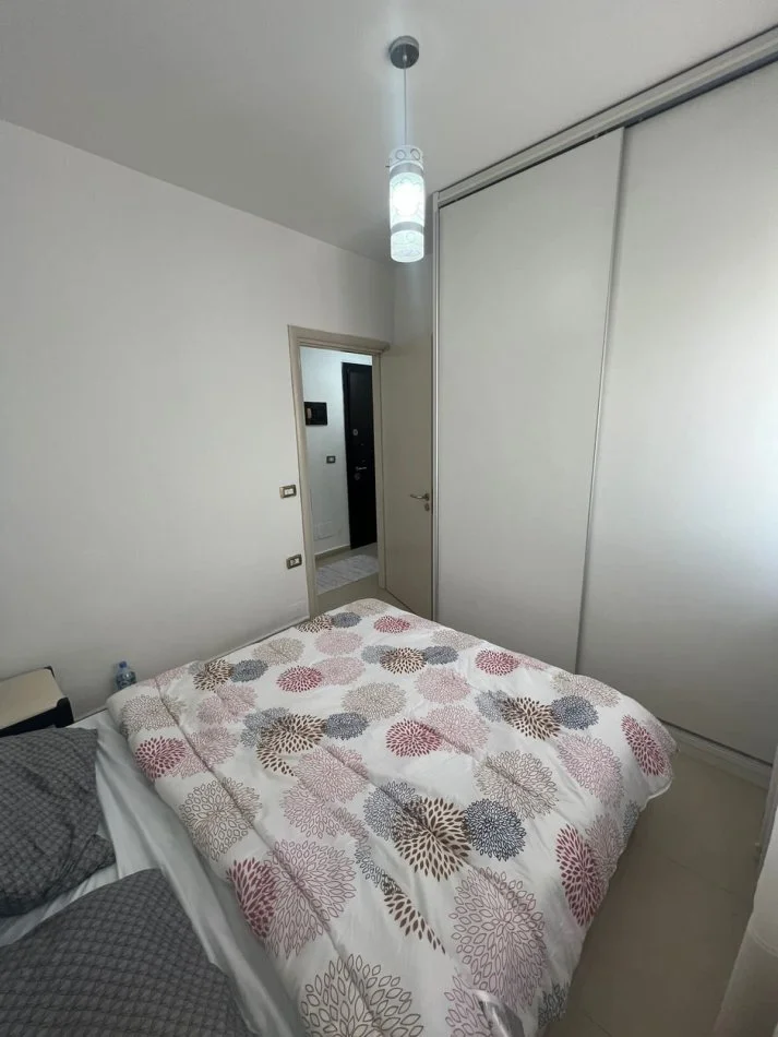Tirane, jepet me qera apartament 1+1+Ballkon Kati 7, 100 m² 500 € (Sheshi Avni Rustemi)