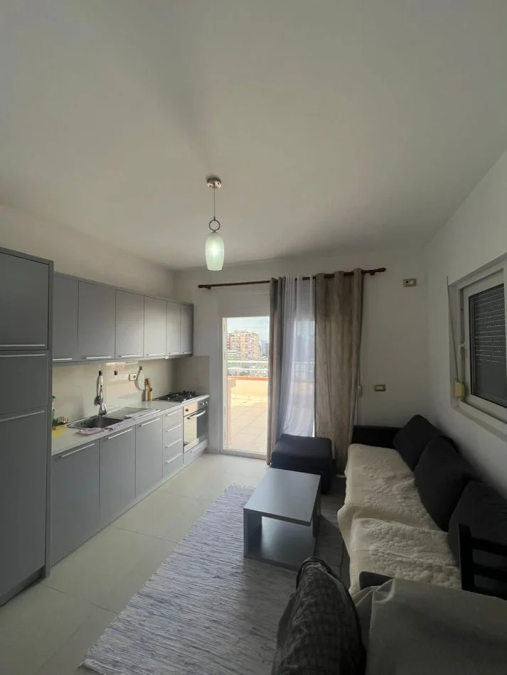 Tirane, jepet me qera apartament 1+1+Ballkon Kati 7, 100 m² 500 € (Sheshi Avni Rustemi)