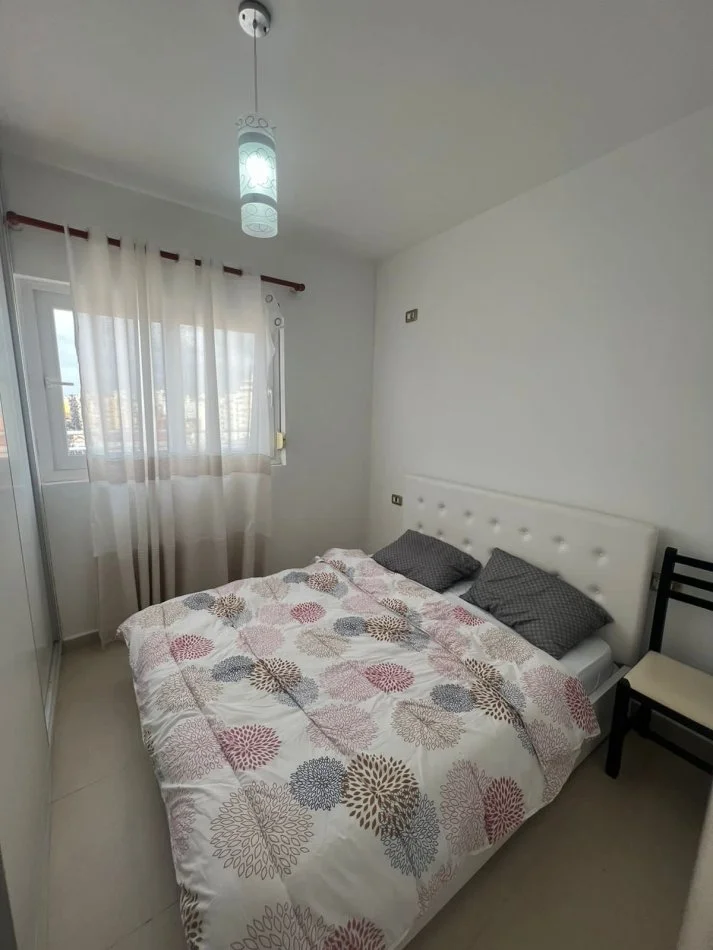 Tirane, jepet me qera apartament 1+1+Ballkon Kati 7, 100 m² 500 € (Sheshi Avni Rustemi)
