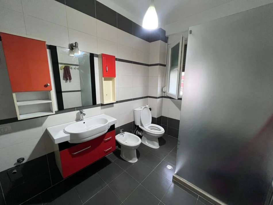 Tirane, jepet me qera apartament 3+1 Kati 2, 102 m² 1.200 € (Edit Durham)