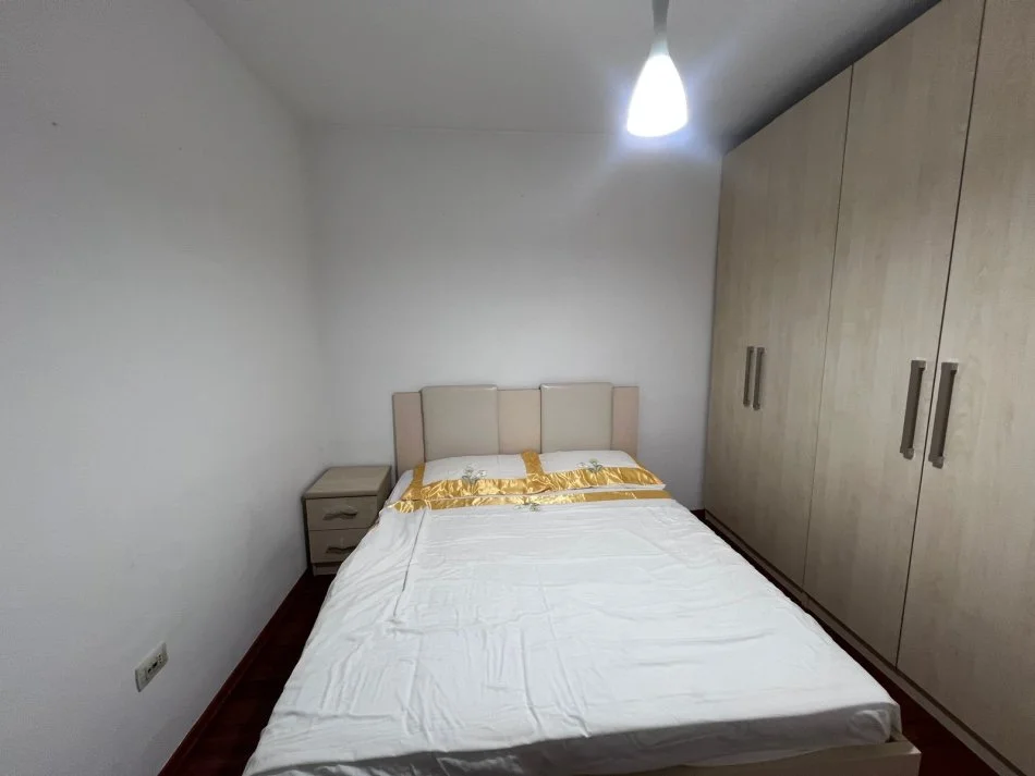 Tirane, jepet me qera apartament 3+1 Kati 2, 102 m² 1.200 € (Edit Durham)