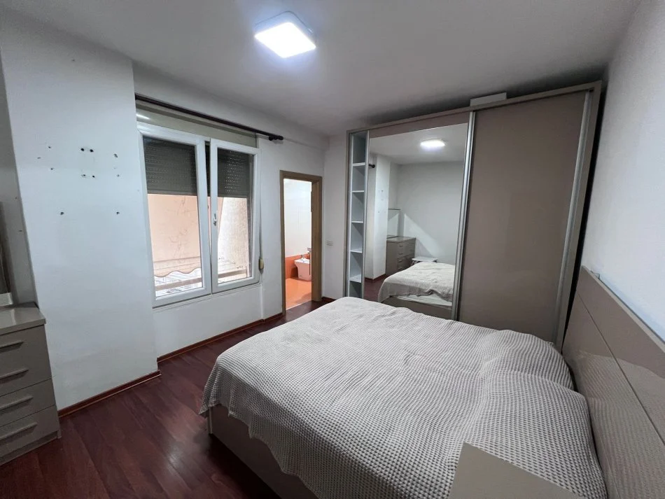 Tirane, jepet me qera apartament 3+1 Kati 2, 102 m² 1.200 € (Edit Durham)
