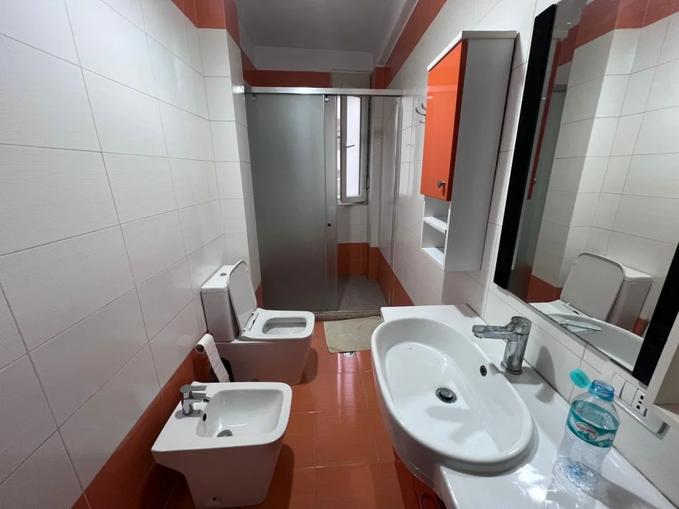 Tirane, jepet me qera apartament 3+1 Kati 2, 102 m² 1.200 € (Edit Durham)