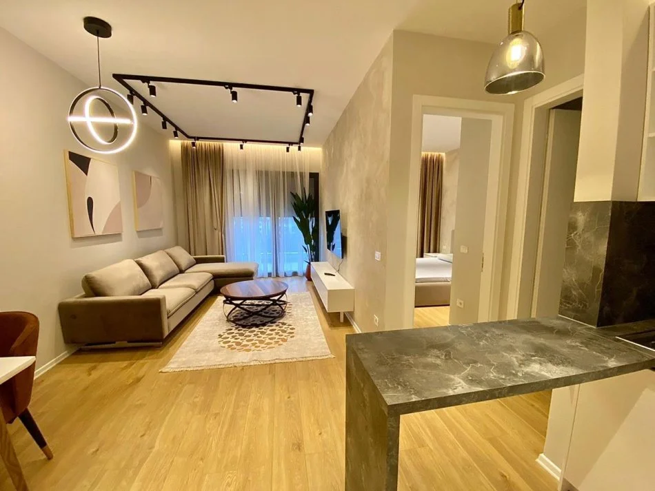Tirane, jepet me qera apartament 1+1+Ballkon Kati 3, 65 m² 850 € (DELIJORGJI)