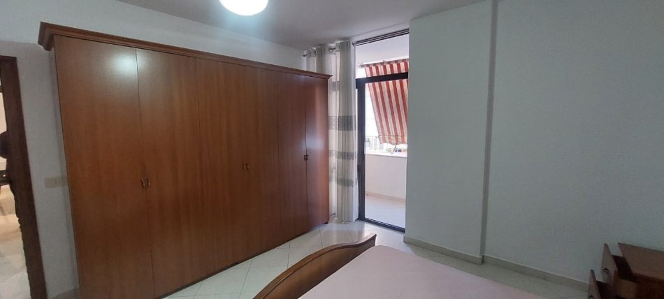 Tirane, jepet me qera apartament 1+1+Aneks+Ballkon , 78 m² 500 € (Rruga e Elbasanit)