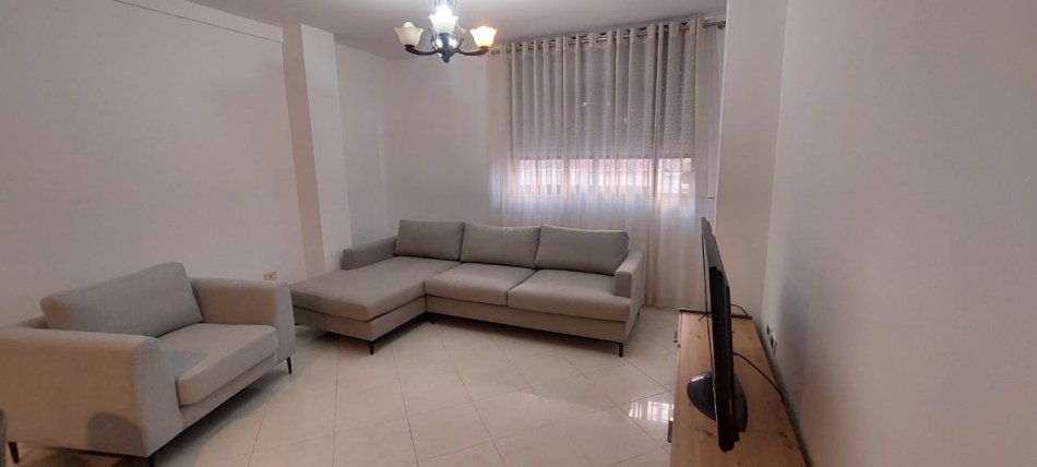 Tirane, jepet me qera apartament 1+1+Aneks+Ballkon , 78 m² 500 € (Rruga e Elbasanit)