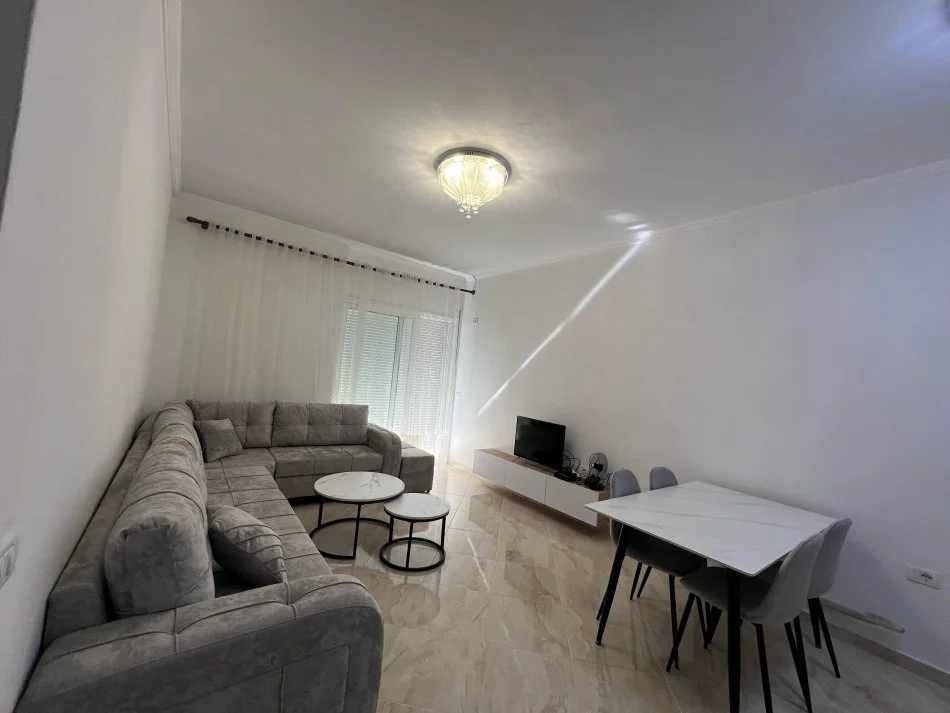 Tirane, jepet me qera apartament 1+1+Ballkon Kati 4, 65 m² 400 € 