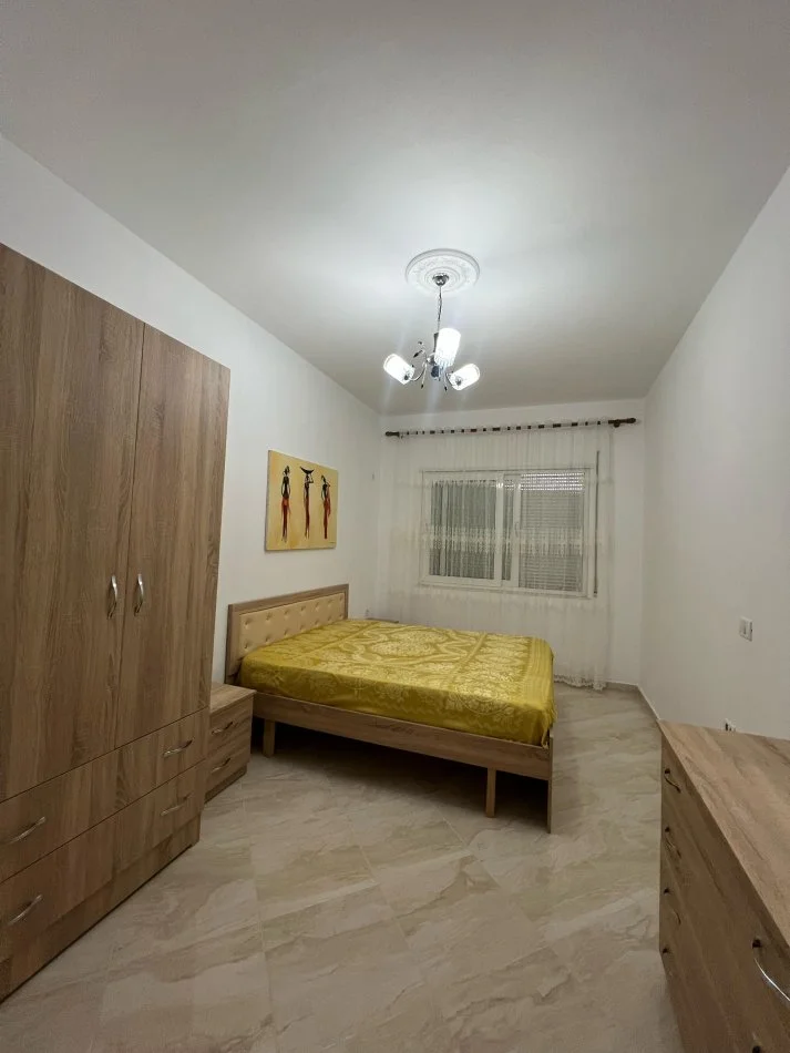 Tirane, jepet me qera apartament 1+1+Ballkon Kati 4, 65 m² 400 € 