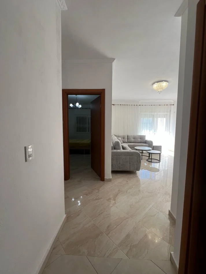 Tirane, jepet me qera apartament 1+1+Ballkon Kati 4, 65 m² 400 € 