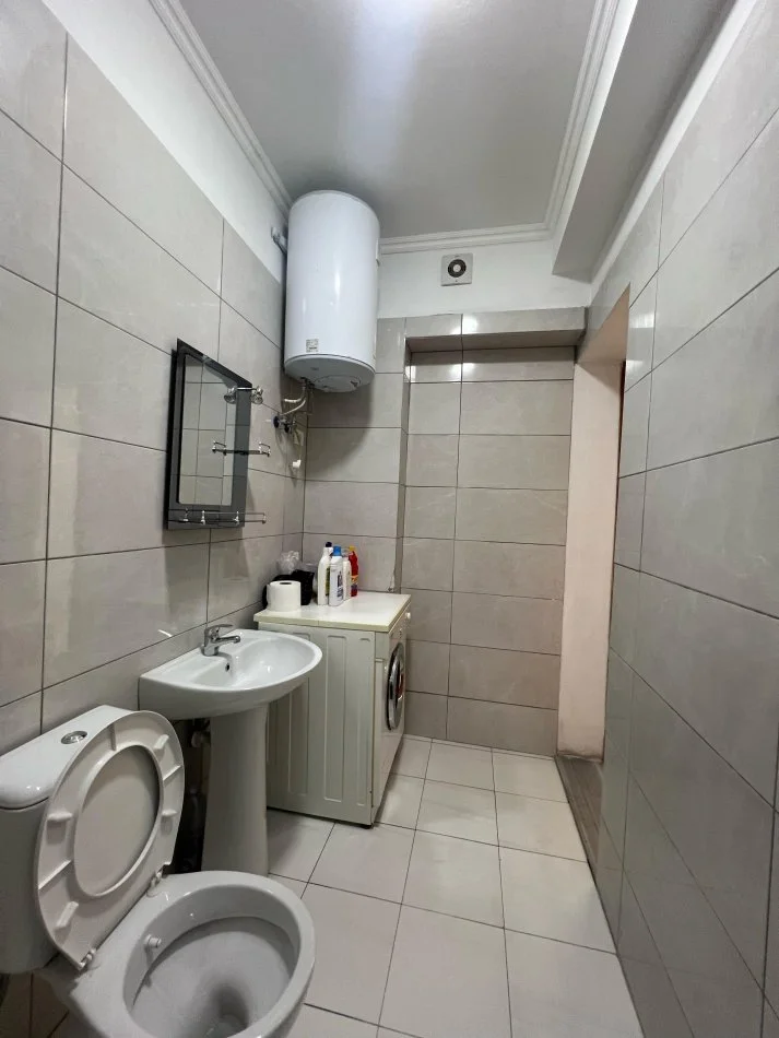 Tirane, jepet me qera apartament 1+1+Ballkon Kati 4, 65 m² 400 € 