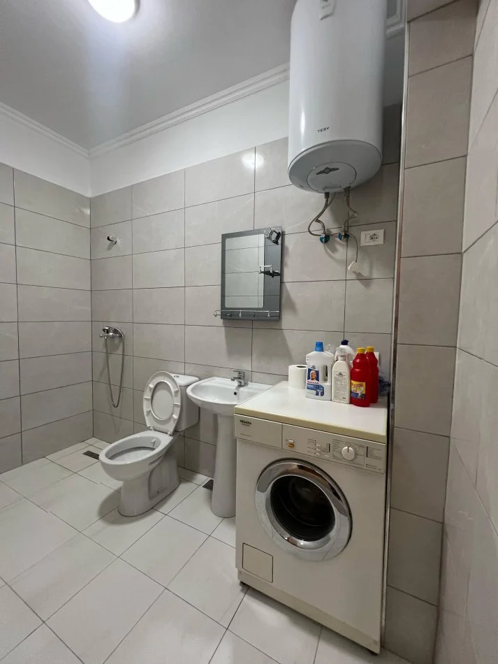 Tirane, jepet me qera apartament 1+1+Ballkon , 65 m² (Fresk)
