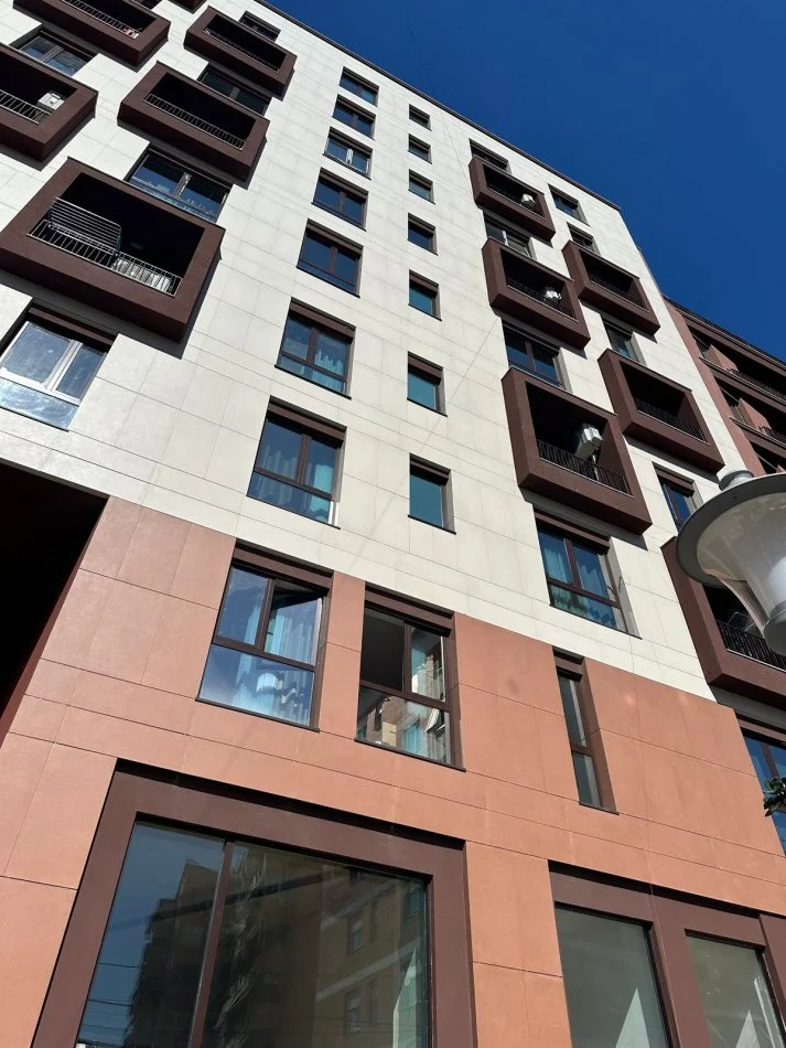 Tirane, jepet me qera ambjent biznesi Kati 2, 75 m² 800 € (Rruga Nikoll Lena, Pranë Gjimnazit Arben Broci.)