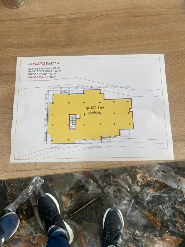 Tirane, shitet ambjent biznesi Kati 1, 754 m² (Zona e Freskut)