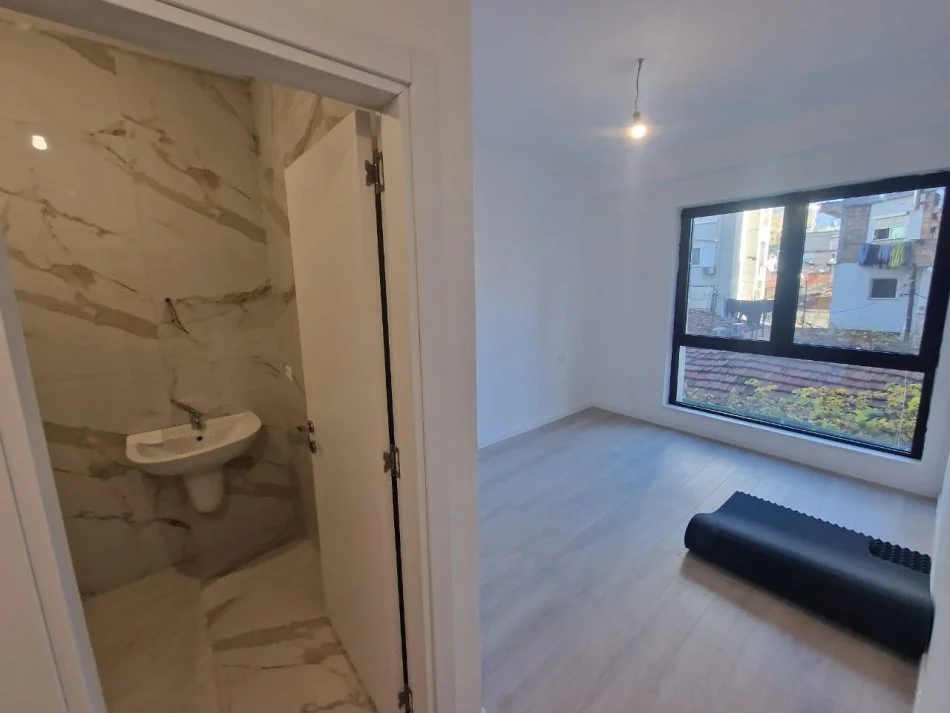 Tirane, shitet ambjent biznesi Kati 2, 91 m² (prane RTSH)