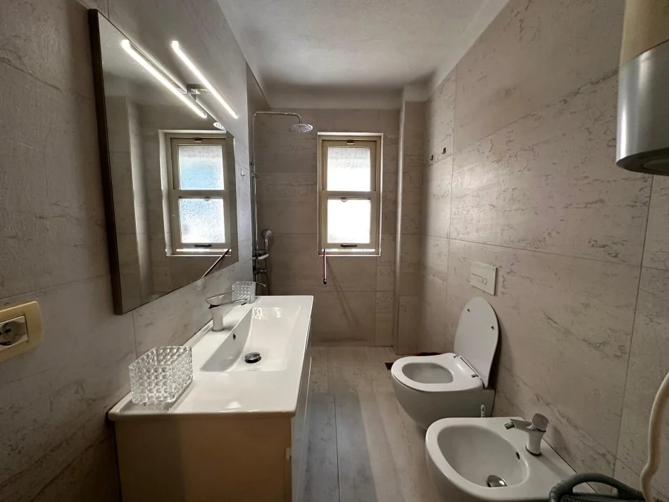 Tirane, jap me qera apartament 2+1 Kati 4, 70 m² 650 € (Rruga Myslym Shyri)