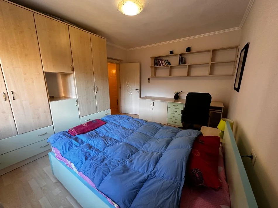 Tirane, jap me qera apartament 2+1 Kati 4, 70 m² 650 € (Rruga Myslym Shyri)